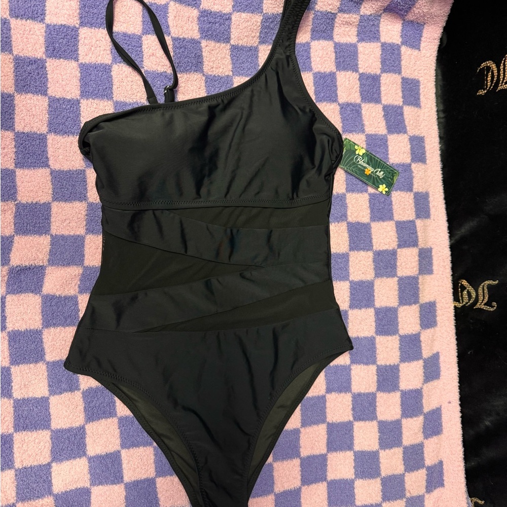 Chic Black One-Shoulder Swimsuit